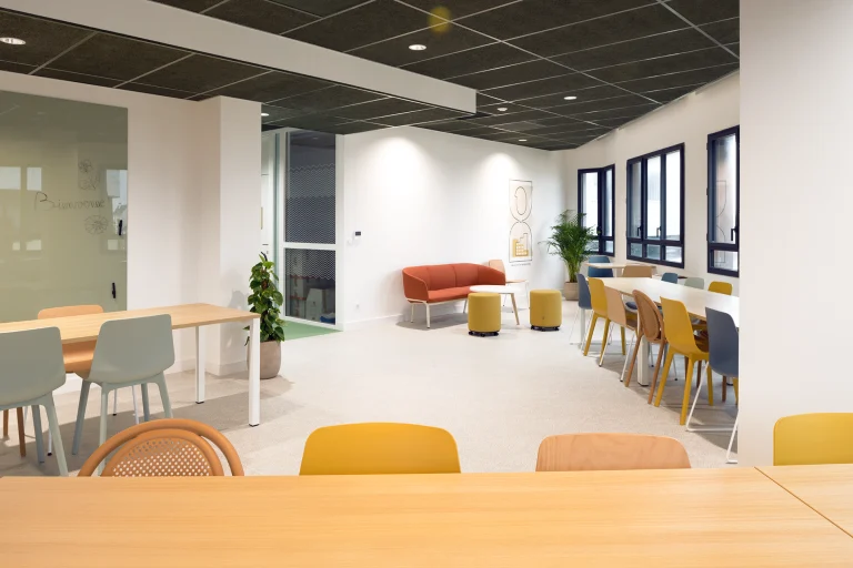 Espace cantine à la maison de l'Entreprise Saint-Nazaire